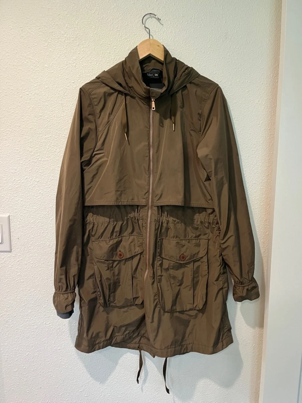 Mountain Hardwear Raincoat - Picture 2 of 7